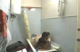 Молодая парочка снимает любительский секс в ванной