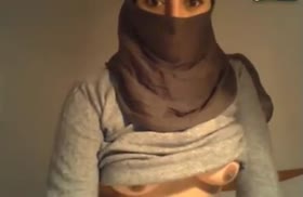 Турецкая самка снимает мастурбацию на камеру